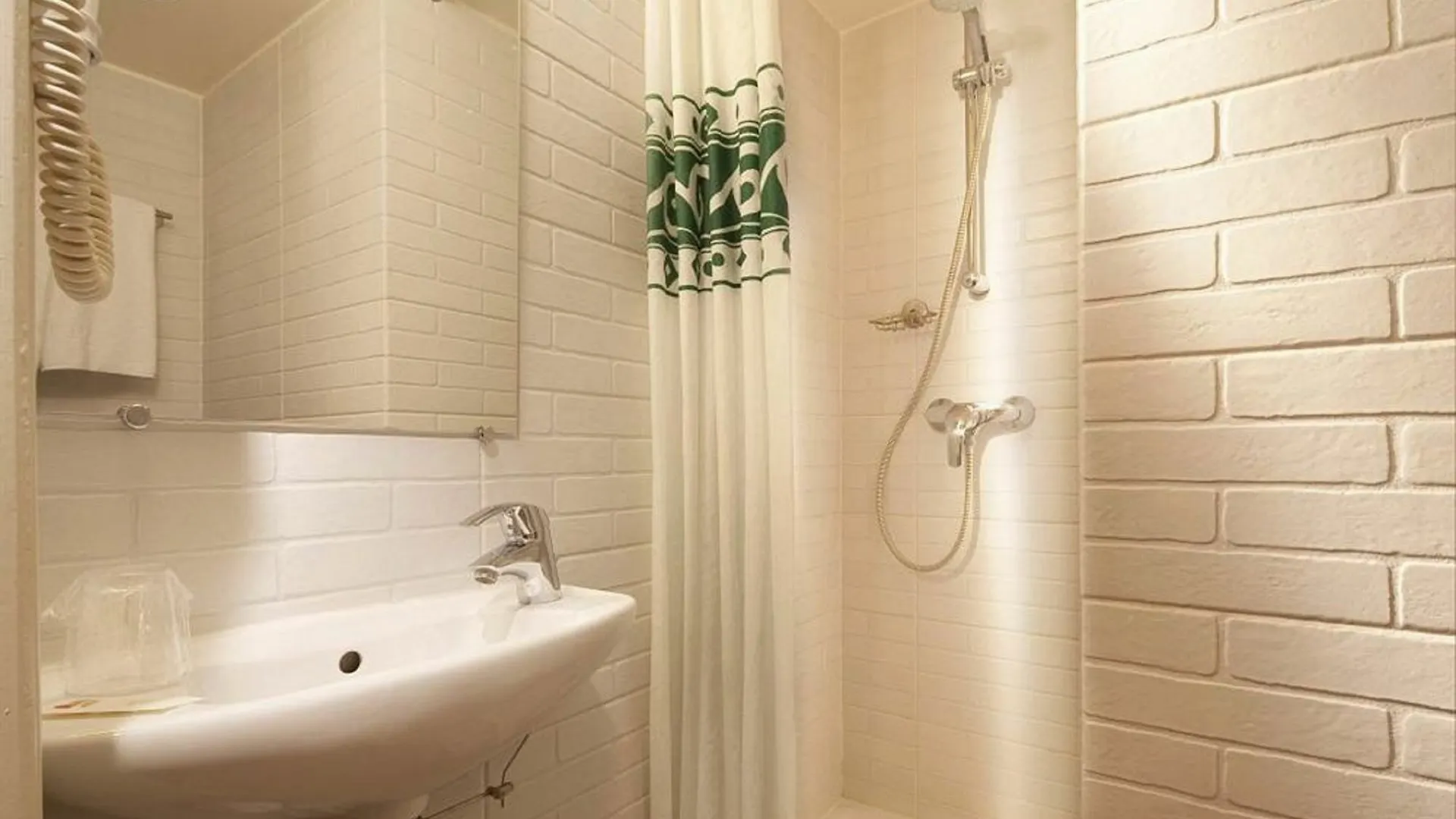 Saint Roch Hotel 2*